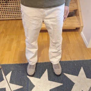 Weekday "Rowe" jeans - Säljer ett par vita Weekday "Rowe" jeans. Använd fåtal gånger, inga defekter. De har en loose/baggy fit, så passar bra för de som gillar street style. Modellen är ca 180 cm lång. Skick: 8/10