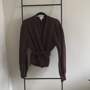 Brun kofta från & Other Stories - Brun kofta från & Other Stories i storlek S. Den har långa ärmar och ett knytband i midjan för en fin passform. Perfekt för höst och vinter, både mysig och stilren. Passar till både vardag och fest!