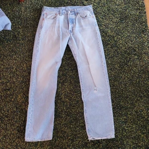 Levi Jeans 501 W31 L32 - Litet hål som syns på bilden, därför billigare pris, kan göra en deal om du köper de andra Levi Jeansen