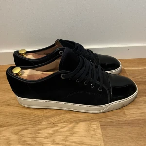 Lanvins storlek 47 - Säljer dessa Lanvins storlek 47 eftersom jag använder aldrig de längre, har nog använt de 10 gånger. De är i mycket bra skick och är bekväma. Kartongen är också i bra skick och kvittot finns kvar om det behövs. Dessa skor köptes på NK. Pris kan såklart diskuteras!