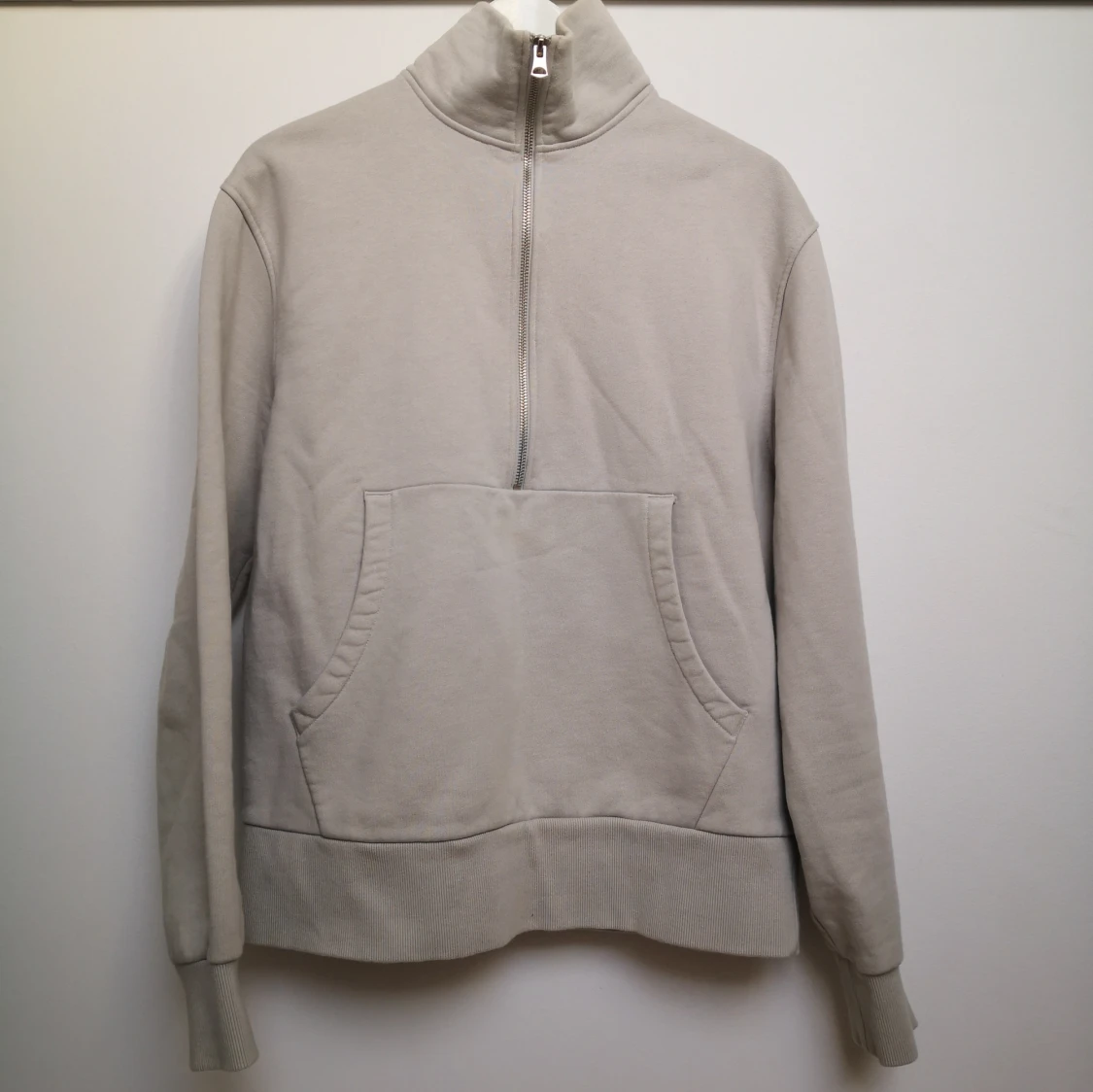 Ljusgrå/Beige sweatshirt med dragkedja från These Glory Days