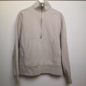 Ljusgrå/Beige sweatshirt med dragkedja från These Glory Days - Ljusgrå/Beige sweatshirt från These Glory Days i storlek M. Tröjan har en halv dragkedja. 