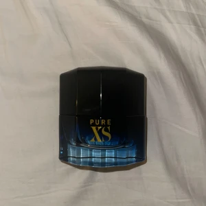 Pure XS parfym - Säljer en parfym från Pure XS från Paco Rabanne. Fick den i present men lukten var inte min typ, har bara sprejat några gånger men annars den e helt ny. Tyvärr har inte kvar förpackningen.