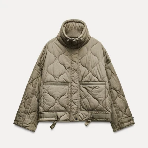 Grön zara jacka - Säljer denna populära jacka från zara helt oanvänd med lapp kvar pga returtiden hann gå ut🩷 nypris 699!