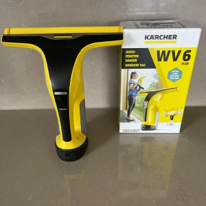Fönstertvätt från Kärcher  - Fönstertvätt från Kärcher modell WV6 Plus, endast använd vid 2 tillfällen. Sprayflaska medföljer ej.  Batteritid 100 minuter. Snabbladdare medföljer!