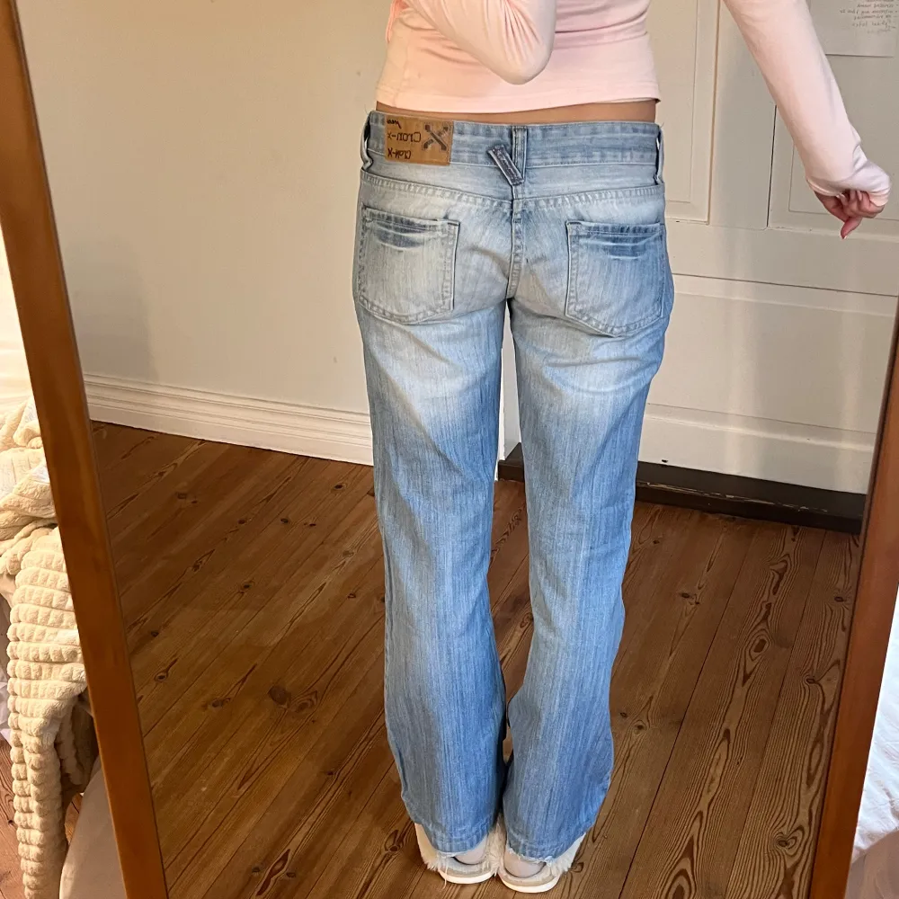 Midjemått( rätt över): 41cm  Inerbenslängd: 76cm   Köp dem via ”KÖP NU” eller Swish  Modellen är 170 cm, inga defekter 💕. Jeans & Byxor.