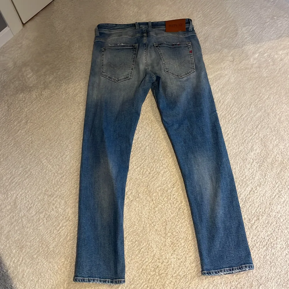 Säljer dessa snygga jeans från replay. Snygga slitningar och najs passform. Dom är straight fit i storlek 30. Mycket bra skick och inga som helst fel på dom. Skriv om ni undrar något. Tänker mig ett pris på runt 449, skriv om ni undrar något.. Jeans & Byxor.