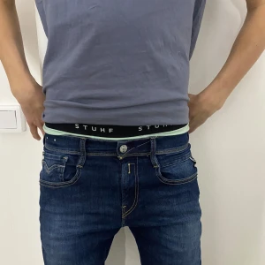 Blå jeans från Replay - Säljer ett par snygga blå jeans från Replay, modell Anbass. De är i slim fit och har en klassisk femficksdesign. Perfekta för både vardag och fest! 🕺