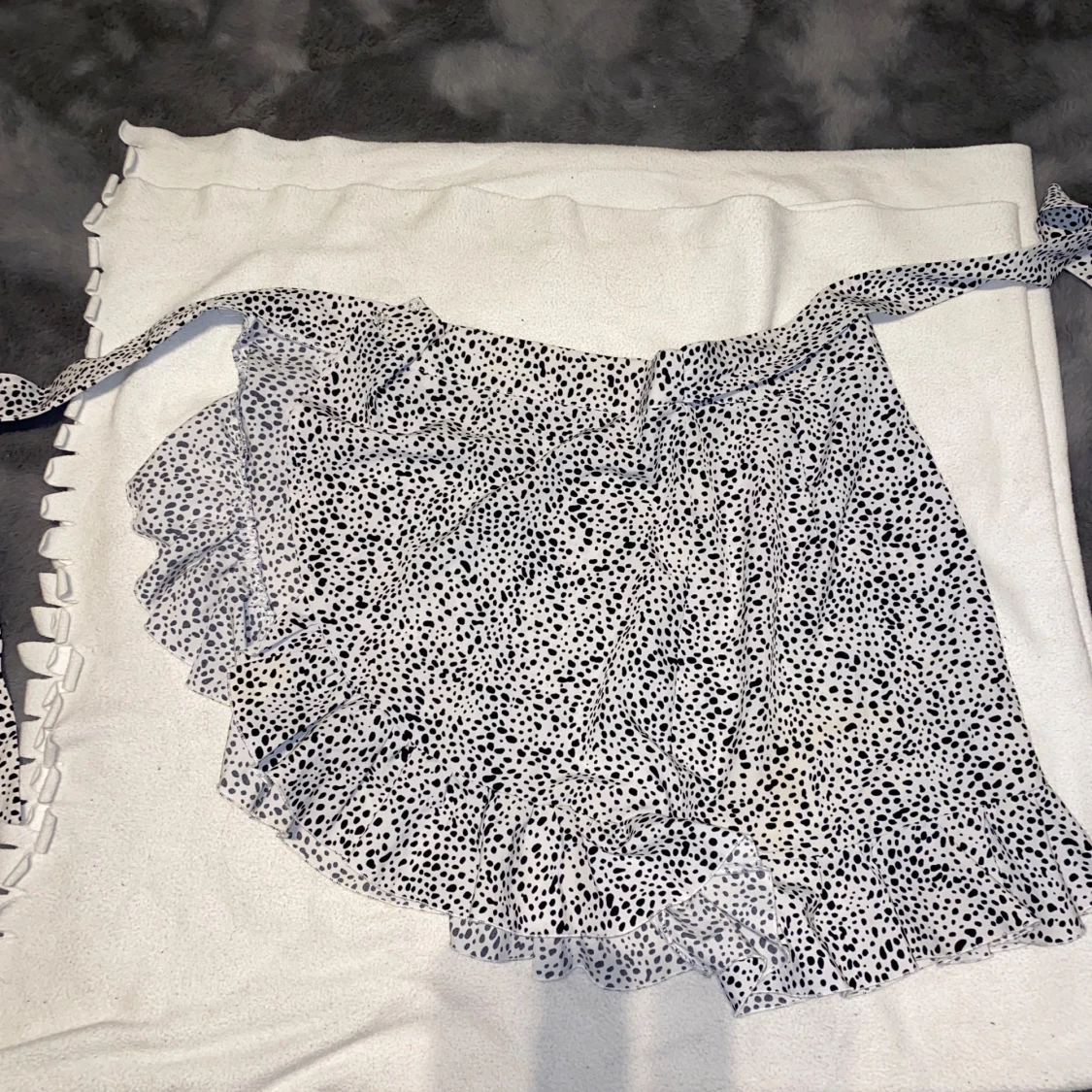 Svart vit justerbar kjol