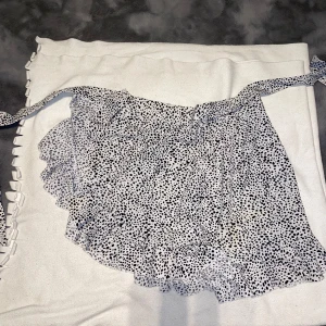 Svart vit justerbar kjol - En jättefin svart vit justerbar kjol från SHEIN, säljer pga att den inte kommer till användning. Perfekt för en skön sommardag och till våren. Den är i jättebra skick och man kan justera kjolen väldigt mycket så svårt att säga en storlek. Pris kan diskuteras.