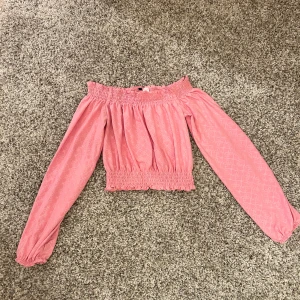 Rosa offshoulder topp - Säljer en superfin rosa topp som aldrig använts. Man kan även ha den offshoulder! Hör av er vid fler frågor och bilder💞