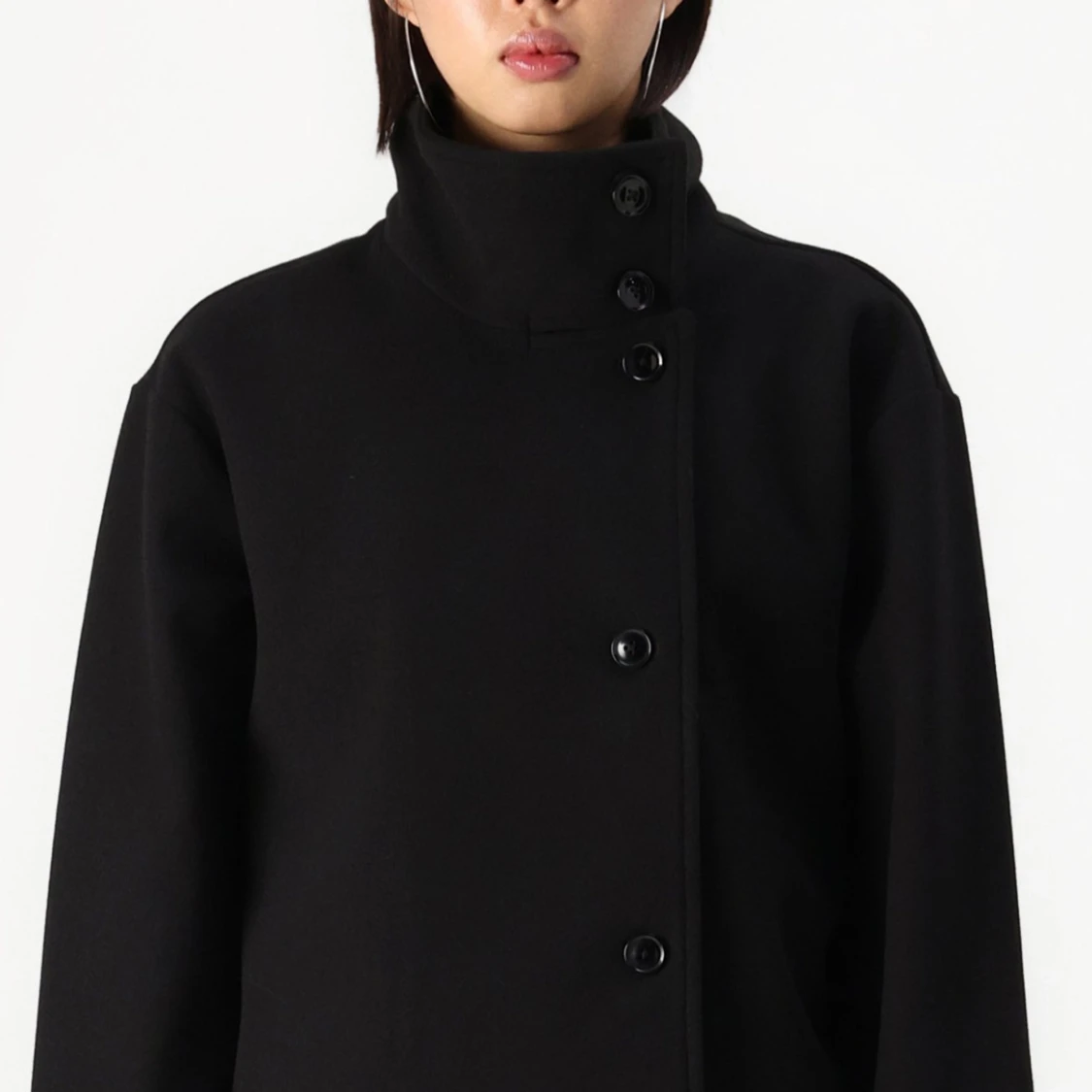 Svart kappa med hög krage