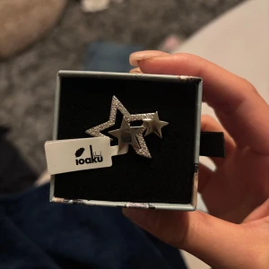Multistar ring från ioaku - Säljer min oanvända multistar ring från ioaku då den ej används. Helt ny med lapp kvar. Nypris: 600 säljer för 400🤩 