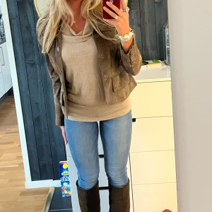 Ljusblå Levis jeans - Skinny jeans från Levis strl S, snygga i färgen och mellanvägs i midjan💕