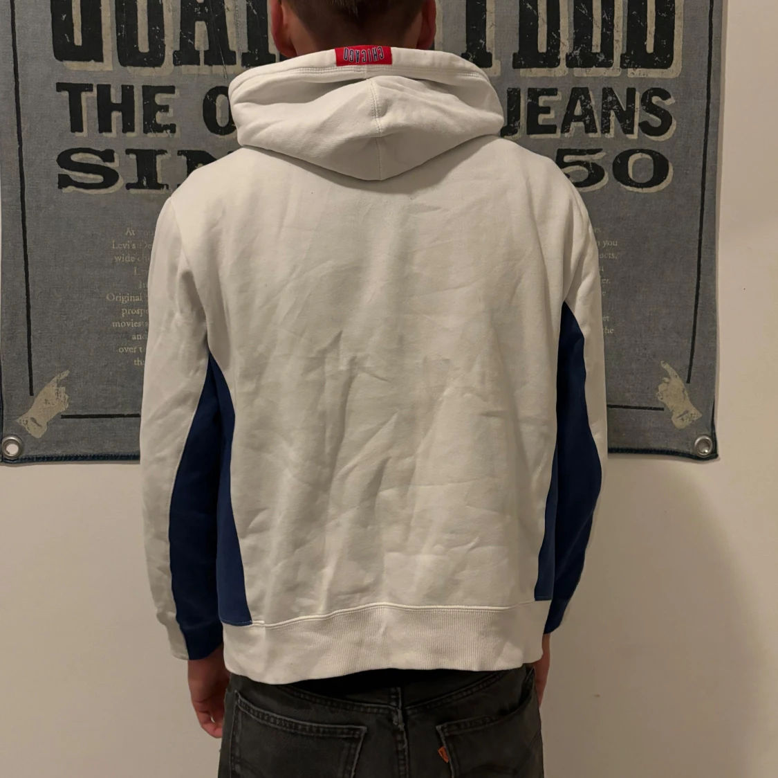 Vit hoodie med blå detaljer och logga - 90