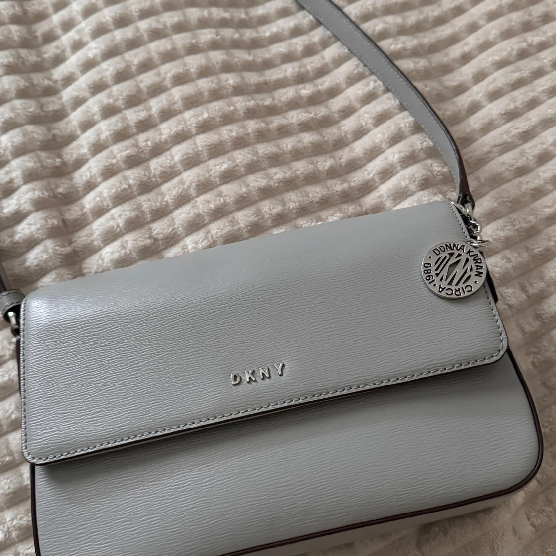 Grå axelväska från DKNY