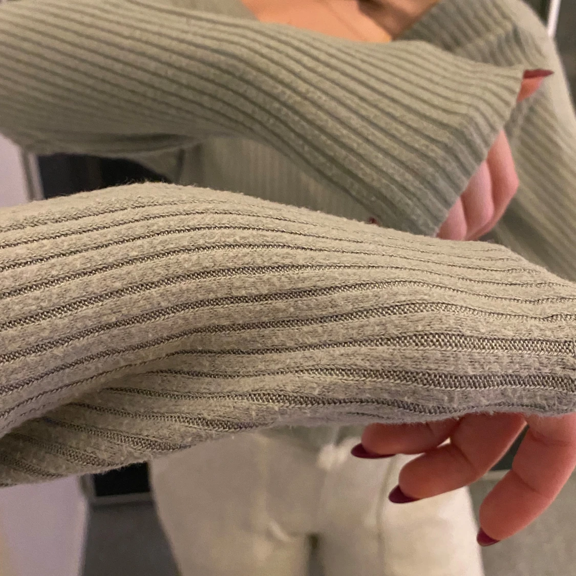 Grå ribbad tröja med v-ringning och shorts - 91