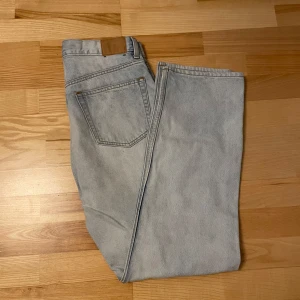 Ljusblå jeansbyxor - Säljer ett par ljusblå jeansbyxor i bra skick från weekday. Endast använda en gång. Perfekta för både vardag och fest!  W28 L32 