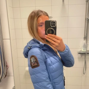 Parajumper jacka - så snygg para jumper jacka som ja säljer då den inte kommer till användning !! Pris kan diskuteras 