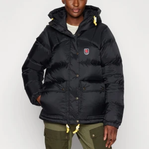 Svart dunjacka från Fjällräven - Säljer en snygg och varm svart dunjacka från Fjällräven. Superbra skick!