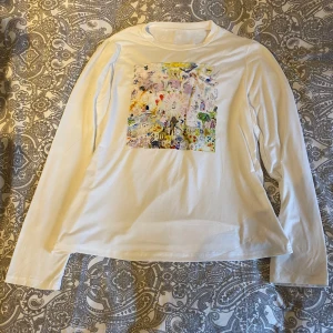 Vit långärmad tröja med 333bladee - bladee album