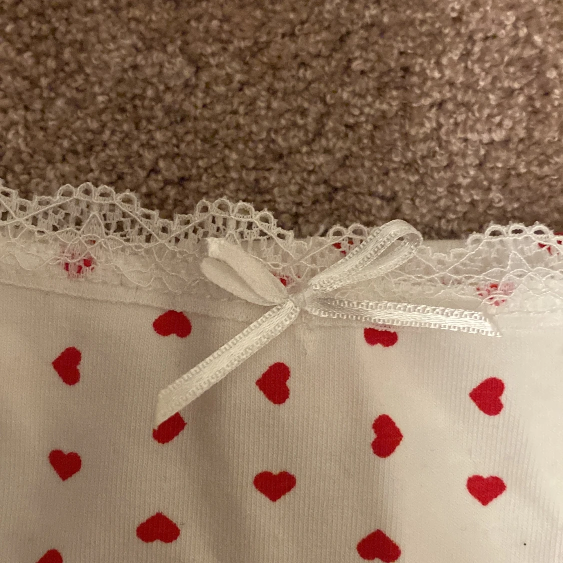 Vitt linne med hjärtan från Gina Tricot - 90