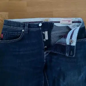 Jeans från det italienska märker Sartoria Tramarossa. Storlek 31 men sitter större, ~33 ish skulle jag tippa på. Modell Leonardo. OBS!, de är uppsydda en aning i byxbredden men sitter fortfarande större än vad storleken säger. Nypris runt 4500