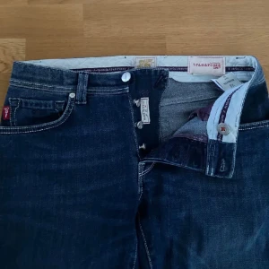 Tramarossa jeans  - Jeans från det italienska märker Sartoria Tramarossa. Storlek 31 men sitter större, ~33 ish skulle jag tippa på. Modell Leonardo. OBS!, de är uppsydda en aning i byxbredden men sitter fortfarande större än vad storleken säger. Nypris runt 4500