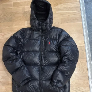 Ralph Lauren Jacka - Säljer en Ralph Lauren Jacka i storlek XL som sitter som L, helt oavänd!