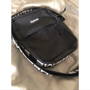 Supreme Shoulderbag SS18 - Supreme Shoulderbag från SS18. Just denna väska är otroligt eftertraktad och vill man ha en ny kostar de allt mellan 300-400 dollar. Just denna väska är begagnad men i bra skick som man kan se av bilderna. Se sista bilden för prisreferens.