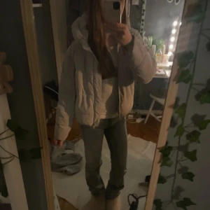 Grå pufferjacka - Bra kvalitet, från mango. I storlek xs. Inga tecken på användning och i fint skick. Perfekt för vinter och kyla!! 🫶🏼