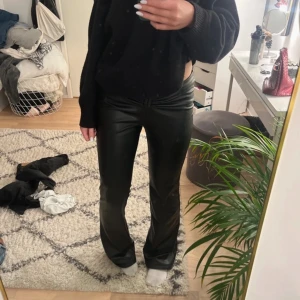 Svarta skinnbyxor - Snygga svarta bootcut skinnbyxor! Lågmidjade, lite högre midja bak!  Dragkedjan är lite seg längst upp men den går att öppna och stänga ändå! Perfekta till vardags eller fest💕 hör av er vid frågor💕