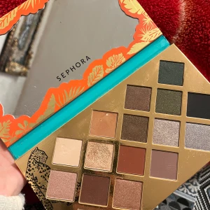 Ögonskuggspalett Wild Eyes från Sephora - Säljer en superfin ögonskuggspalett från Sephora med namnet Wild Eyes. Paletten har 16 olika nyanser i både matta och skimrande toner, perfekt för att skapa både vardags- och festlooks. Färgerna sträcker sig från djupa gröna och svarta till varma bruna och guldiga nyanser. Förpackningen är i en cool orange design med leopardmönster.