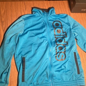 Vintage Adidas zip-up - Rensar garderoben, knappt använd vintage adidas zip-up. Storlek S. Pris kan diskuteras 