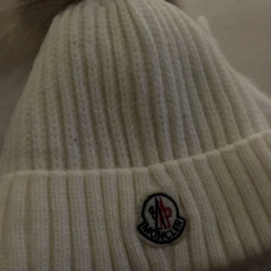  Moncler mössa - Vit moncler mössa!
