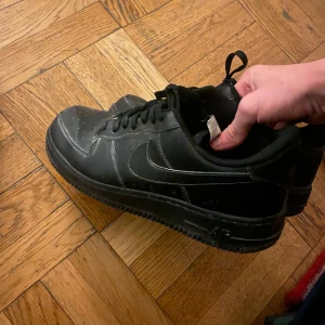 Svarta Nike Air Force sneakers - Säljer dessa för grymt pris för jag inte längre vill ha dom. Använd i gott skick.