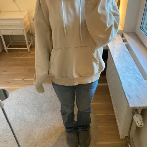 Beige hoodie  - Säljer en supermysig beige hoodie i oversized stil. Perfekt inför vintern.❄️Den är i xs men är lite over sized i modellen.✨🧸