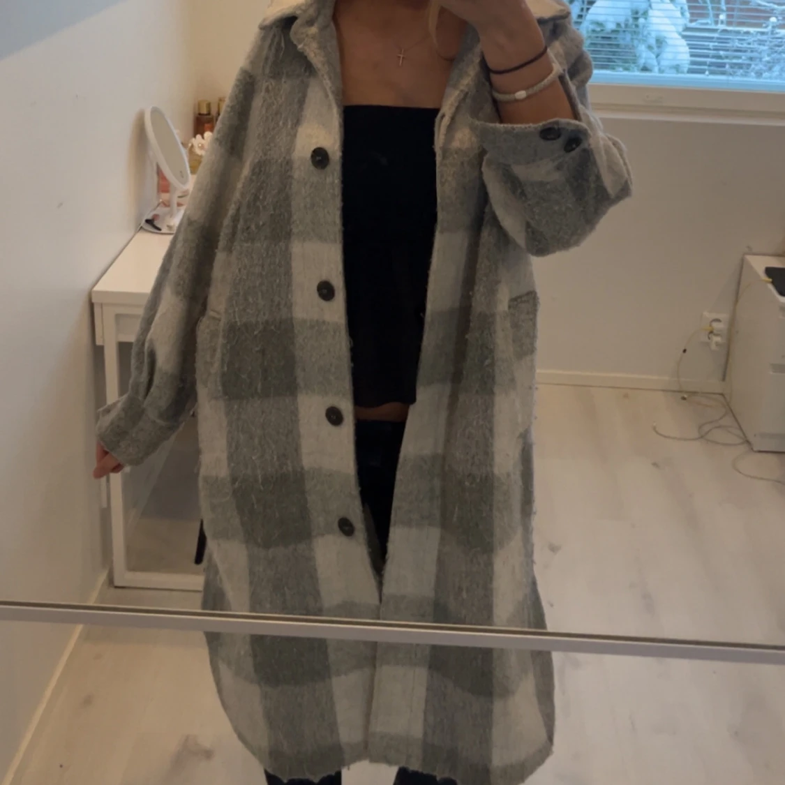 Grå och vit rutig kappa från H&M