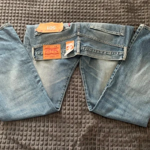 Levi's 501 Jeans - Säljer ett par klassiska Levi's 501 jeans i ljusblå denim. De har en straight fit och är i nytt skick med originaletiketter kvar. Som sagt helt oanvänd, nypris går för ungefär 999-1199 kr, köpt för 999 kr. Mitt pris = 699 kr.