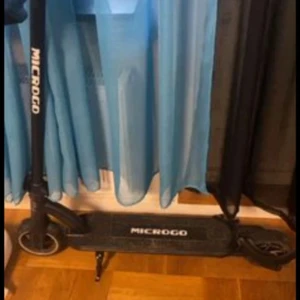 ELSCOOTER - Elsparkcykel microgo m8 Använd i ca 2 månader, köptes på Webhallen av mig förra året.  Annars helt felfri Nypris 3800kr Mitt pris 2500kr Stänkskydd sönder     Laddare medföljer  Kvitto finns Går i 20km/h Farthållare  Ihopfällbar Punkteringsfria hjul