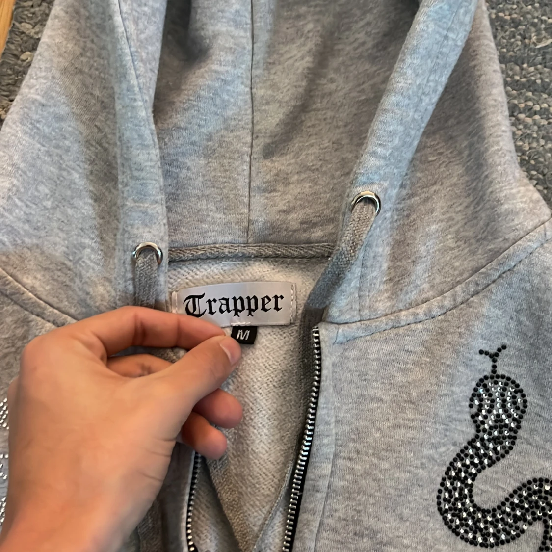 Grå hoodie med ormmönster från Trapper - 90