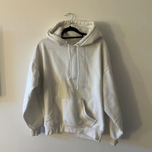 Vit hoodie - Säljer en supermysig vit hoodie i oversized modell. Den har en stor ficka fram och justerbar luva med snören. Skriv för fler bilder 💕