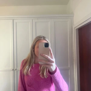 Rosa stickad tröja - Säljer en superfin rosa stickad tröja. Tröjan är i mycket bra skick och redo för en ny ägare! Från Vero Moda💕💕 i storlek M men passar för S också