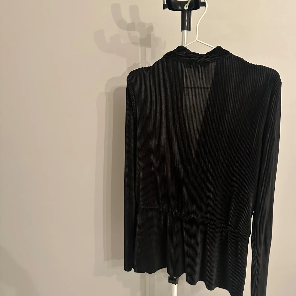 Svart omlottopp från Soaked in Luxury - 92