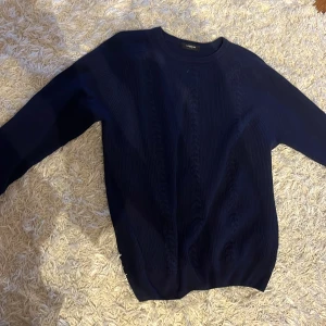 Stickad Kashmir tröja  - Mörkblå Kashmir tröja ifrån Lawrence Grey. Använd fåtal gånger och har inga defekter. Skick 10/10. Nypris 1400kr