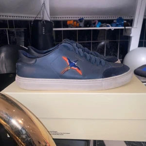 Svarta sneakers från Axel Arigato - Säljer ett par arigatos som nya går för 2500 skriv vid pris sänker vid snabbköp  