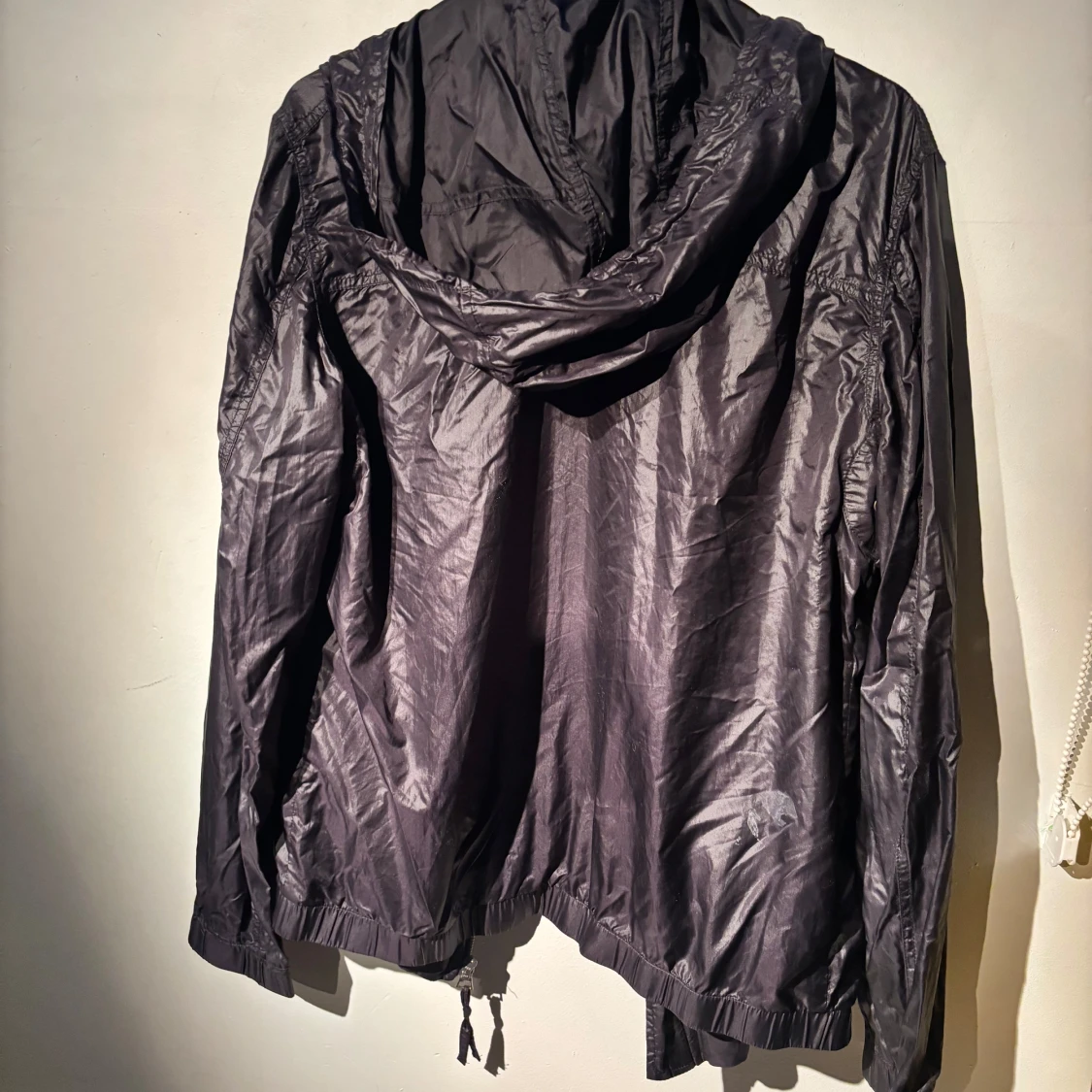 mörkblå vind/regnjacka från J.Lindeberg - 91