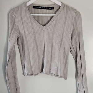 Lång ärmad tröja - Jättefin beige tröja i skönt material🤍