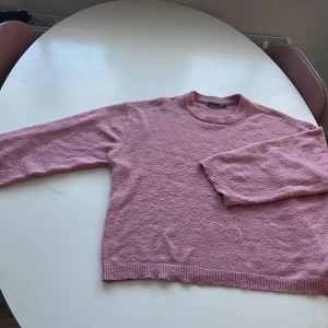 Rosa stickad tröja från lager 157 - Mysig rosa stickad tröja från lager 157 i storlek M. Perfekt för kyliga dagar med sin mjuka och bekväma passform. Tröjan har långa ärmar och en rund halsringning. Passar både till vardags och lite finare tillfällen. 🧶💖