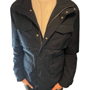 J.Lindeberg Jacka - Säljer en snygg navy jacka från J.Lindeberg i nyskick. Jackan är väldigt skön och bra för lite kallare dagar. Storlek S. Sitter riktigt bra på! Nypris 5000❌ Mitt pris 2199✅